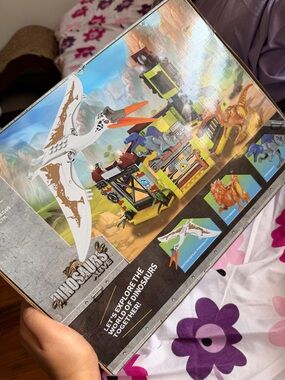 Dinosaurs Adventure Playset with White Pterodactyl